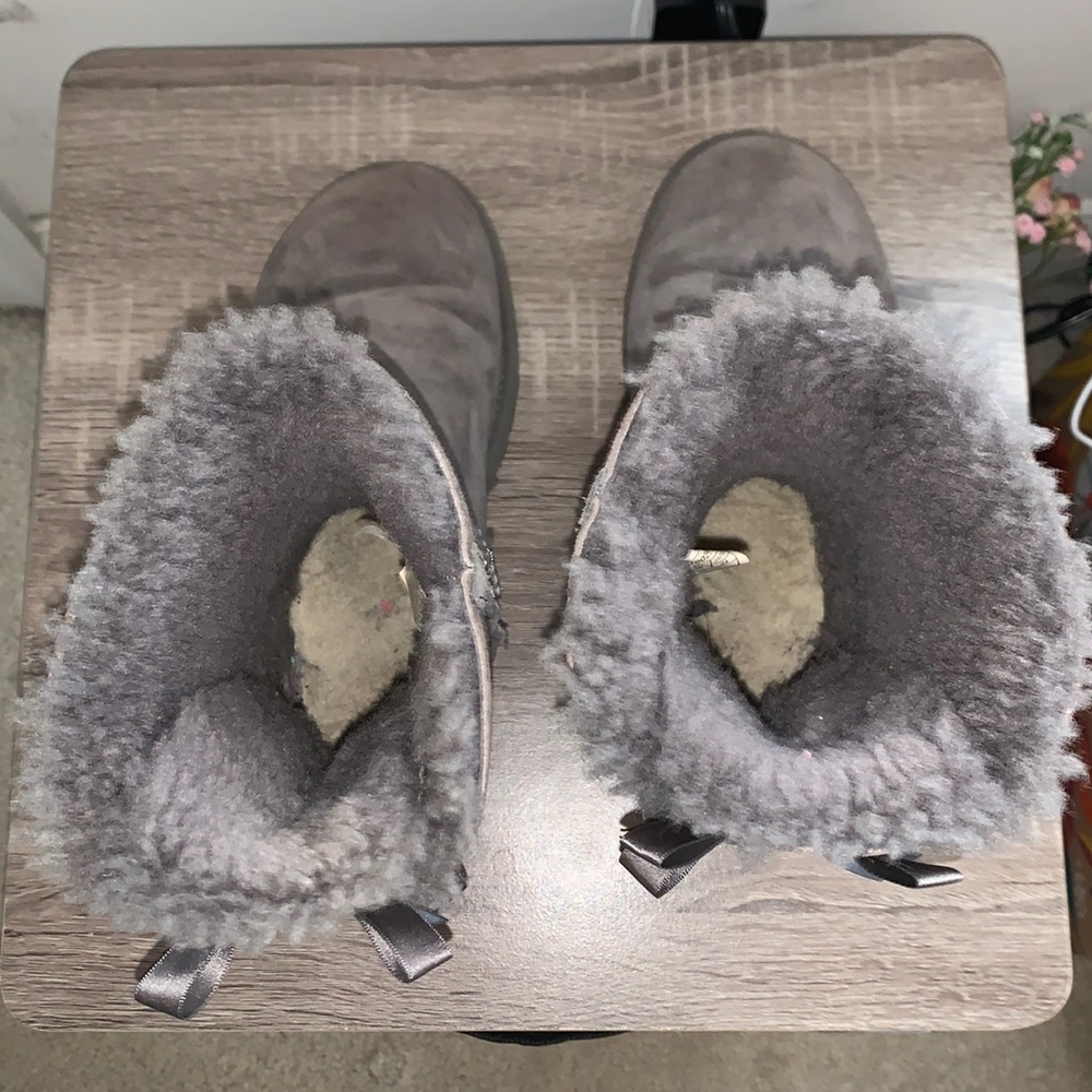 UGGS Bailey grey bow boots - Picture 5 of 6